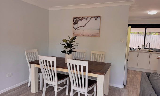 Aroona Maison | Pets welcome, family friendly home. 5 minute drive to beaches.