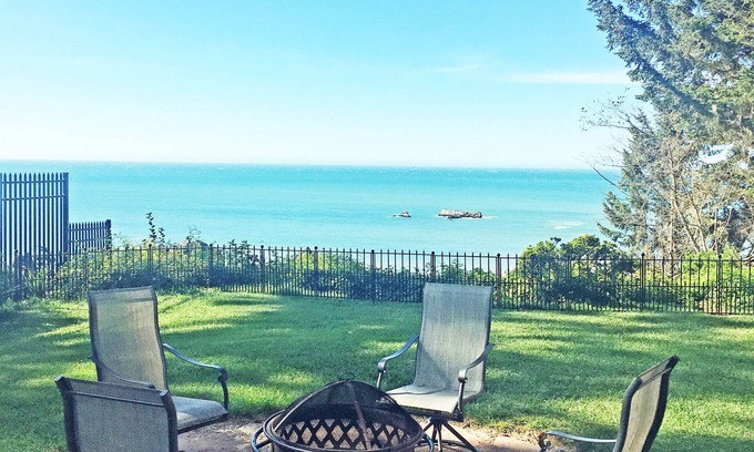 Harbor Maison | Pets welcome. Great Ocean View . Remodeled Kitchen. Fire Pit. BBQ Free WiFi.