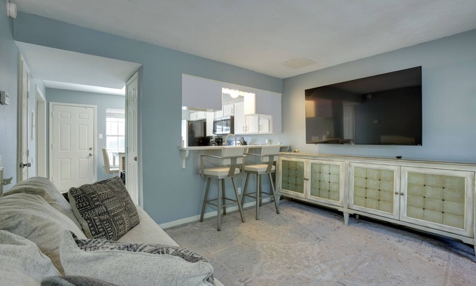 Humble Maison | Pets Welcome! Humble Townhome 4 Mi to Airport