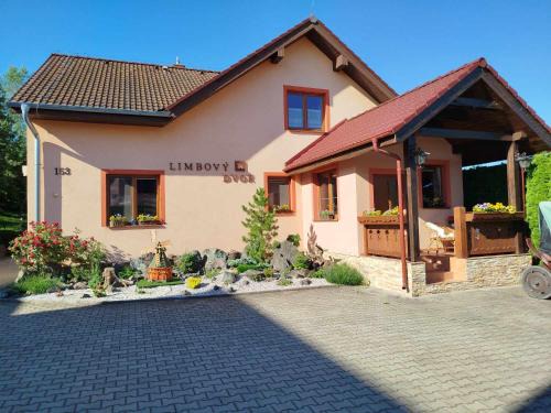 Vrbov Maison | Pezión Limbový Dvor