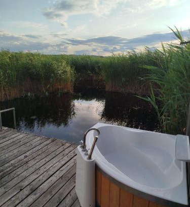 Rust Maison | Pfahlbau Sunset I Toplage Elektroboot inklusive