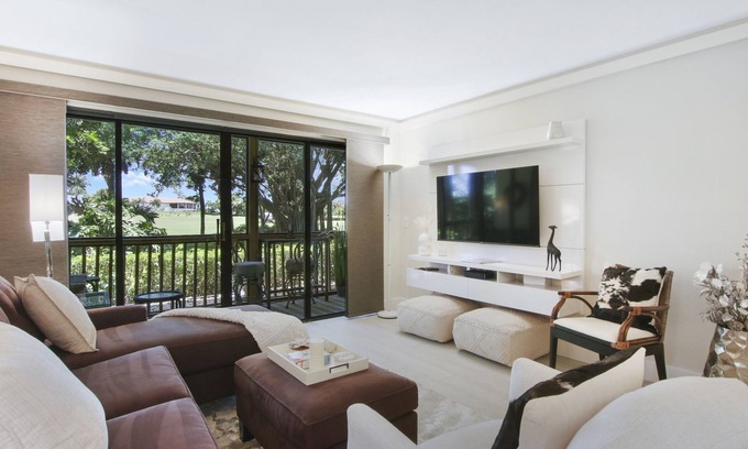 Hunt Club Copropriété | Golf views. Pool. Walk to PGA resort! 2 Kings or 1 King/2 Twins. Dog friendly!