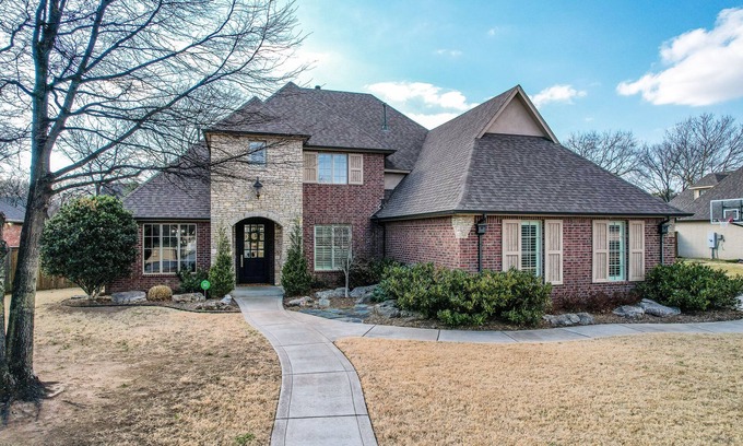 Tulsa Maison | PGA Tournament-5 miles to Southern Hills CC-Golf Getaway-Backyard Putting Green