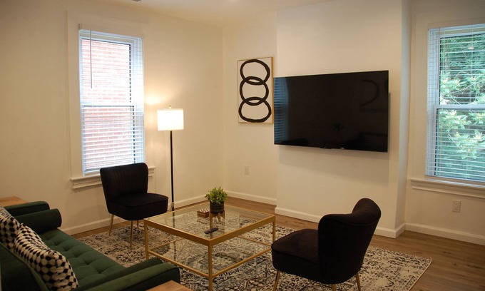 East Liberty Appartement | PGH Delight - 4B/3B, ALL NEW w/ Free Street Parking, Perfect for family vacation
