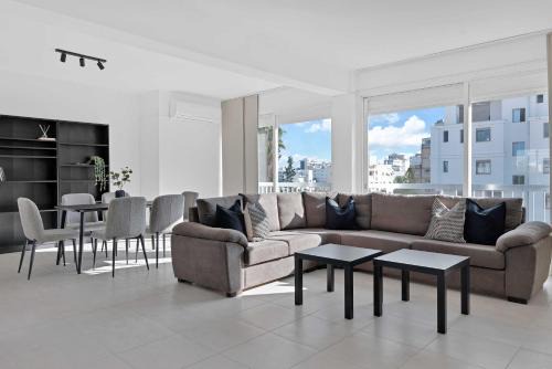 Lykabittos Appartement | Phaedrus Living: Romanou Modern City Center Flat