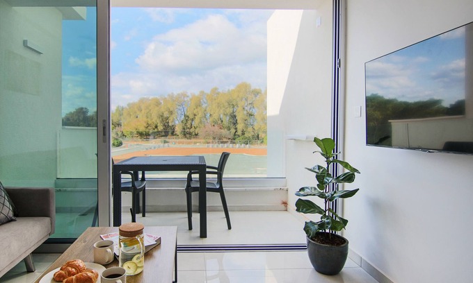 Paphos Appartement | Phaedrus Living: Seaside Executive Flat Harbour 101