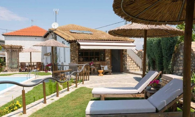 Tragilos Appartement | Philippos: Your Secluded Getaway with Pool