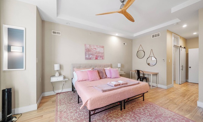 South Philadelphia Maison | Philly skyline with rooftop jacuzzi