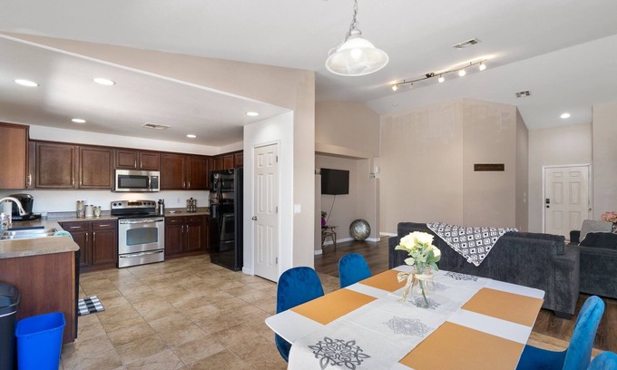 Laveen Village Maison | 🌟Phoenix central location spacious 4bd sleeps 8