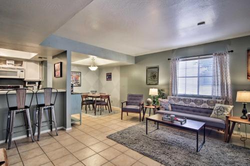 Camelback East Appartement | Phoenix Condo with Furnished Patio 3 Mi to Old Town