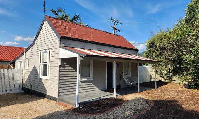 Ferntree Gully Maison | 'Pickett's Cottage' - Circa 1868 - Oldest in Knox!