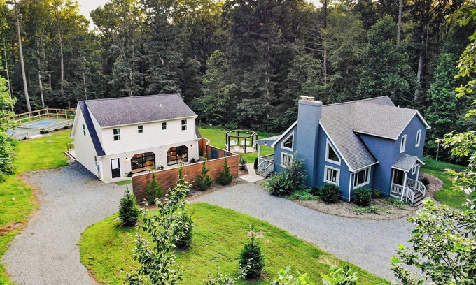 Nellysford Maison | 2 Homes | Sleeps 20 | Game Rooms | 151 Brew Trail