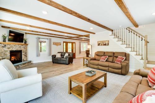 Potts Grove Maison | Pickleball Court and Fire Pit Milton Cabin!