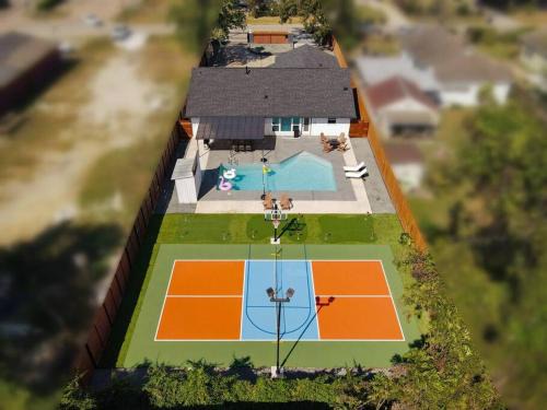 Northside Maison | Pickleball Paradise Retreat - 4 Bedrooms, 2,5 Baths - Houston Downtown, Houston Heights - Pickleball and Basketball Court, Pool, miniGolf, Karaoke, Fire Pit, BBQ, Billiards, Ping Pong, Hockey, King Bed