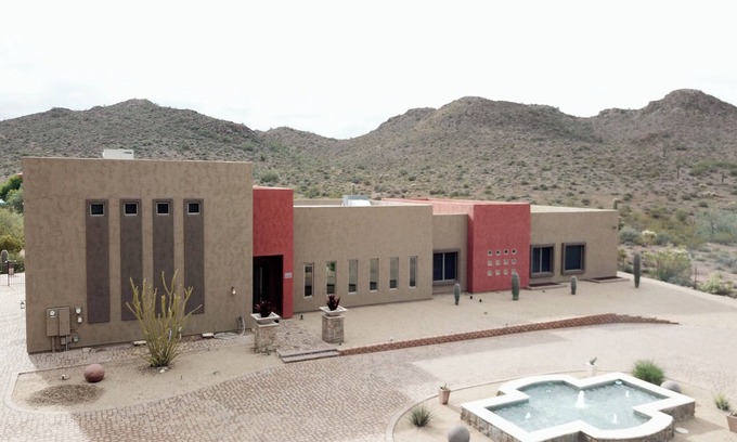 Apache Junction Maison | 5 étoiles Capacité d'accueil 26 5800 SQ Ft Private Oasis Estate avec piscines, fontaines et théâtre