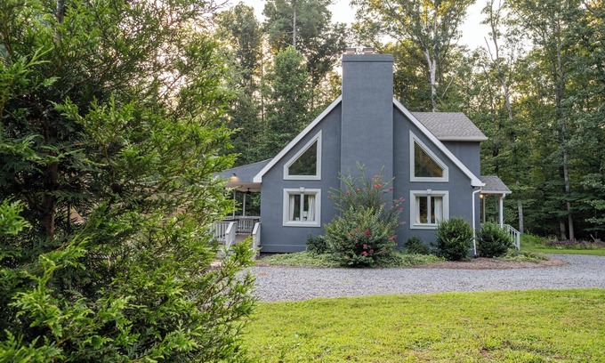Nellysford Maison | Sleeps 14 | 151 Brew Trail | Game RM | Firepit
