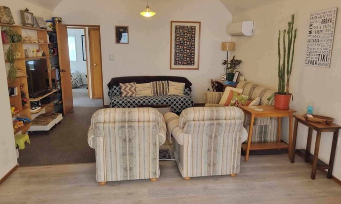 Picton Maison | Pictons Home away from Home: 10 minute walk to the township or ferry terminals.