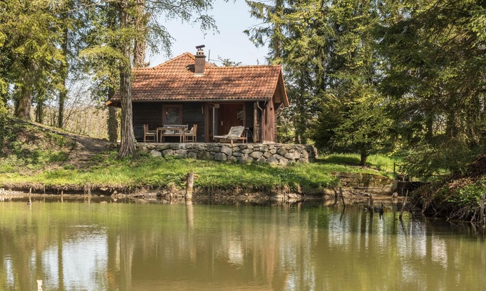 Bodolz Maison | Picturesque Cottage "Weiherhäuschen" with Patio & Garden; Parking Available