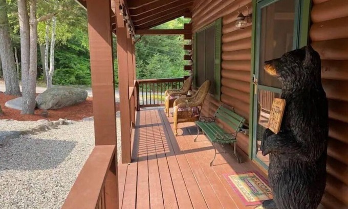 Alton Bay Maison | Picturesque Log Cabin in Alton, NH