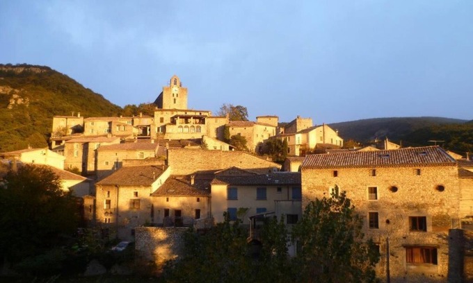 Pont-de-Barret Maison | Pittoresque maison provençale en pierre au bord de la rivière dans un village romain historique