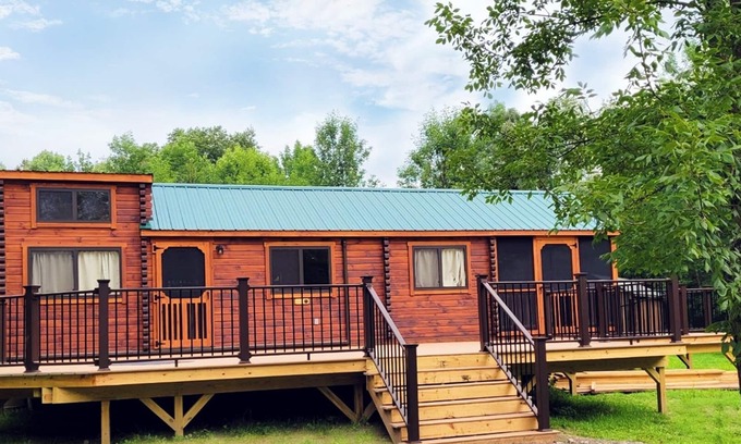 Hartwick Cabine | Picturesque Waterfront Log Cabin