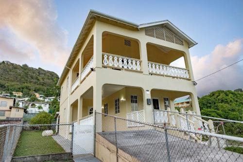 Kingstown Maison | Pierocks Highgate Entire house Free Parking and WI-FI