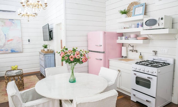 Burton Maison | "Pigs Fly" an Adorable Guest Suite in the Round Top Area