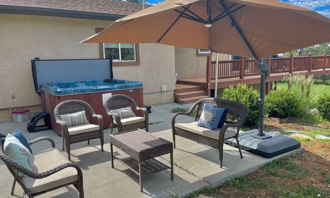 Monument Maison | Pikes Peak Vista House 5 BD 4 BA, Hot Tub and Acreage