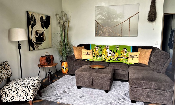 Langostino Maison | Pilon de Pavones Plush Hideaway