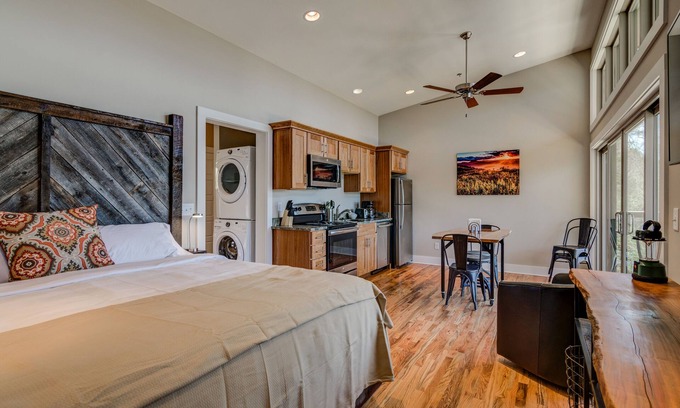 Pisgah Forest Cabine | PILOT COVE Studio Cabin - Luxe moderne avec Nature!