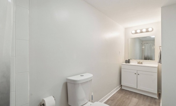 Newark Appartement | Pine Brook 808 I Your Newark Retreat I Pool & Gym
