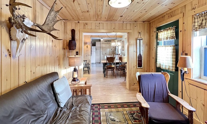 Greenville Junction Maison | Pine Cone Cottage (Close to Town and Snowmobile Trails!)