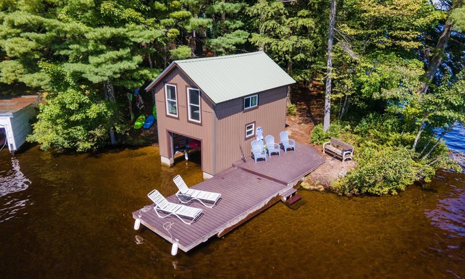 Brantingham Cottage | Pine Cone Point, charmant camp ADK, 180 'au bord du lac sur le lac Brantingham vierge
