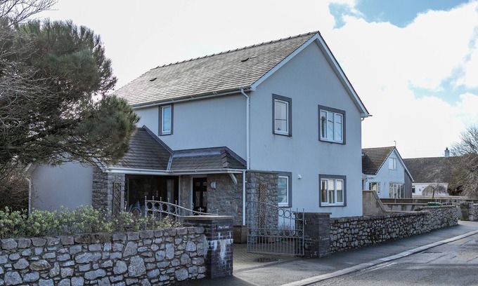 Rhoscolyn Maison | Pine Cones, FOUR MILE BRIDGE