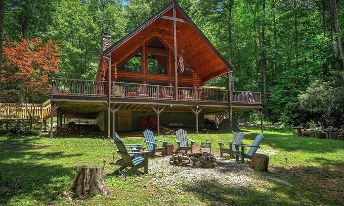 Old Fort Cabine | Pine Creek Cabin | Pet-Friendly Creekside Oasis with Hot Tub & Fire Pit!