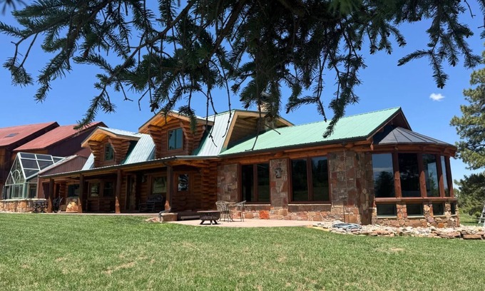 Ridgway Maison | Pine Grove Estate: Beautiful Log home on 40 acres with fantastic Mountain Views