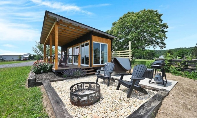 Pine Grove Appartement | Pine Grove Scenic View: Unforgettable Love Getaway