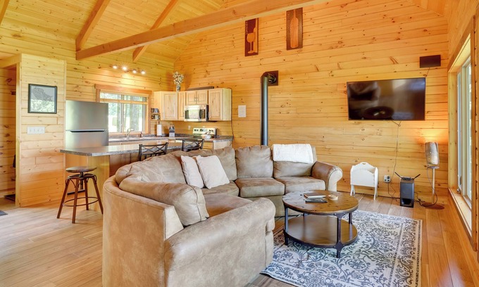 Mindoro Cabine | 'Pine Knob' Cabin w/Bluff Views in Mindoro!