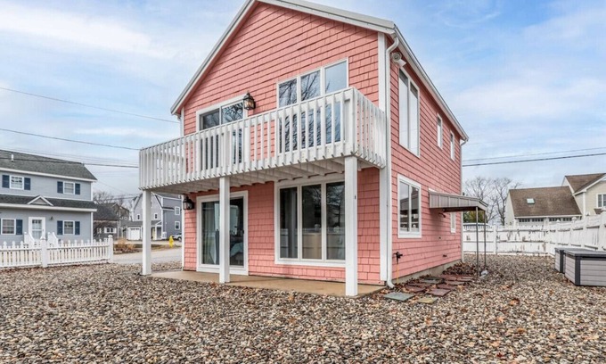 Pine Point Maison | Pine Point Getaway: Beach House with Fire Pit