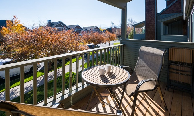 Sisters Copropriété | Pine Rest - Escape to this beautiful condo A/C, pet friendly near downtown