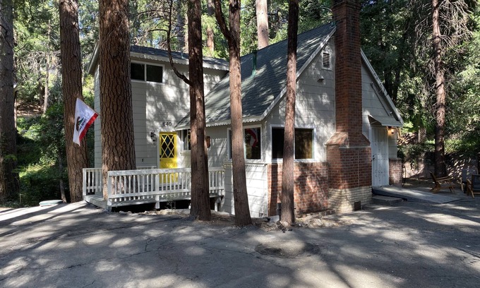 Crestline Cabine | Pine Tree Hideaway with flat property/parking