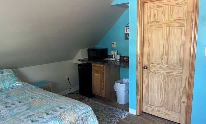 Old Orchard Beach Appartement | Pine View Lodge Old Orchard Beach - Attic Double/Full bed Unit