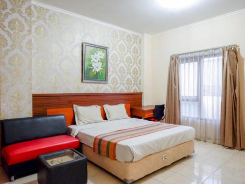 Laweyan Maison | Pineapple Mansion Solo Mitra RedDoorz near RS JIH Solo