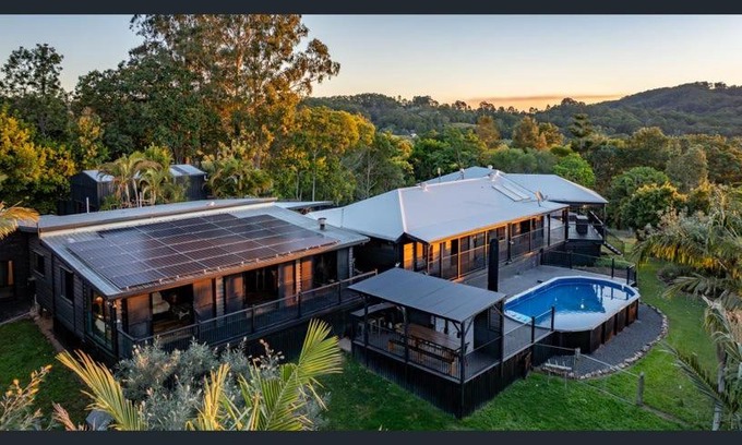 Cooran Maison | Pineapple place