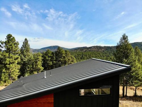 Evergreen Meadows Maison | Pinebox at Evergreen Modern 20Acres -Serene-Creek