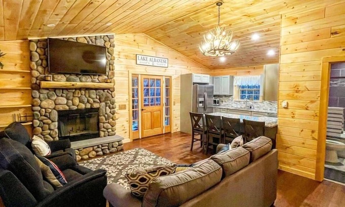 West Oneonta Cabine | New Luxury Log Cabin Lakefront w/ Kayaks & Hot Tub