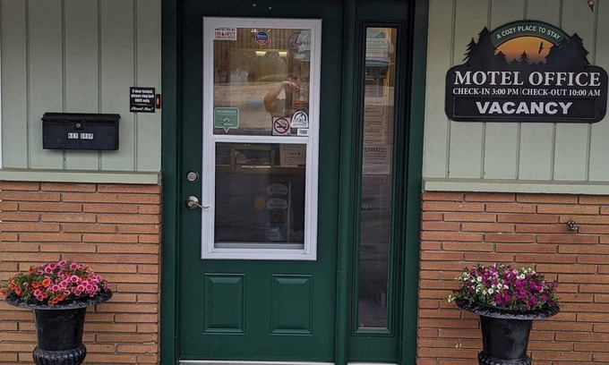 Barry's Bay Hôtel | PINEWOOD INN