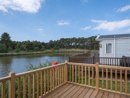 Wells-next-the-Sea Cabine | Pinewoods e-Lakeside Luxe - dog friendly