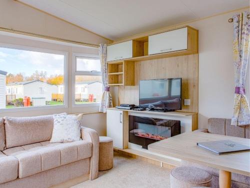 Wells-next-the-Sea Cabine | Pinewoods Park Compact sleeps 6 – no dogs