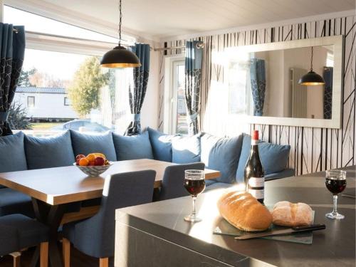 Wells-next-the-Sea Cabine | Pinewoods Saltmarsh Lodge no.3 sleeps 7 – no dogs